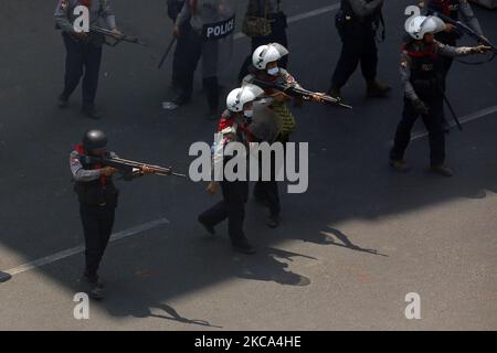 La polizia antisommossa mira le armi contro i manifestanti durante un violento giro di vite sulle manifestazioni contro il golpe militare a Yangon, Myanmar, il 28 febbraio 2021. (Foto di Myat Thu Kyaw/NurPhoto) Foto Stock