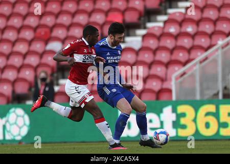 Anfernee Dijksteel di Middlesbrough batte per il possesso con il Kieffer Moore della città di Cardiff durante la partita del campionato Sky Bet tra Middlesbrough e Cardiff City al Riverside Stadium di Middlesbrough sabato 27th febbraio 2021. (Foto di Mark Fletcher/MI News/NurPhoto) Foto Stock