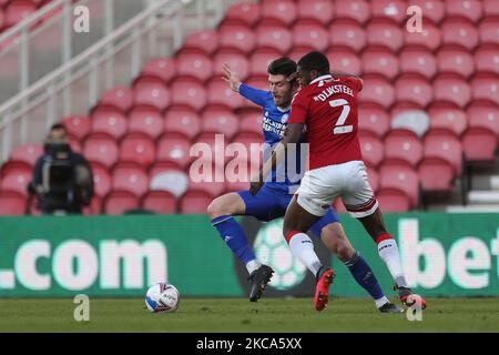 Anfernee Dijksteel di Middlesbrough batte per il possesso con il Kieffer Moore della città di Cardiff durante la partita del campionato Sky Bet tra Middlesbrough e Cardiff City al Riverside Stadium di Middlesbrough sabato 27th febbraio 2021. (Foto di Mark Fletcher/MI News/NurPhoto) Foto Stock