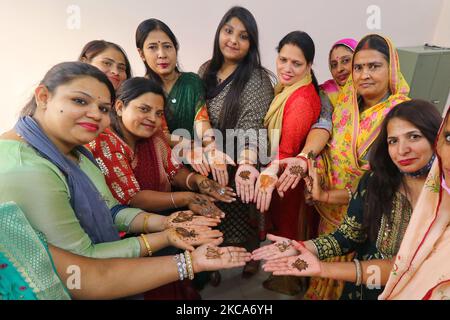 Bhartiya Janta Party Mahila Morcha membri applicare 'Mehendi' sulle loro mani avanti il BJP National President JP Nadda visita a Jaipur, Rajasthan, India, marzo 01,2021.(Foto di Vishal Bhatnagar/NurPhoto) Foto Stock