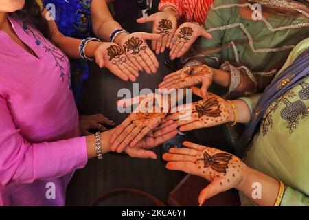 Bhartiya Janta Party Mahila Morcha membri applicare 'Mehendi' sulle loro mani avanti il BJP National President JP Nadda visita a Jaipur, Rajasthan, India, marzo 01,2021.(Foto di Vishal Bhatnagar/NurPhoto) Foto Stock