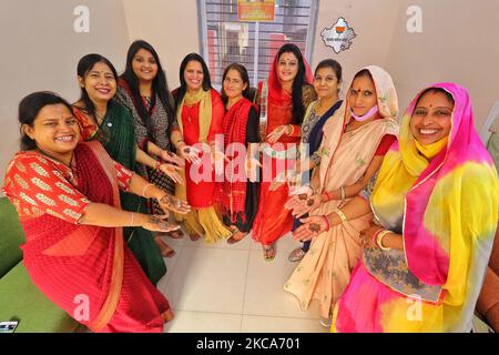 Bhartiya Janta Party Mahila Morcha membri applicare 'Mehendi' sulle loro mani avanti il BJP National President JP Nadda visita a Jaipur, Rajasthan, India, marzo 01,2021.(Foto di Vishal Bhatnagar/NurPhoto) Foto Stock