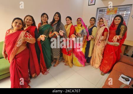 Bhartiya Janta Party Mahila Morcha membri applicare 'Mehendi' sulle loro mani avanti il BJP National President JP Nadda visita a Jaipur, Rajasthan, India, marzo 01,2021.(Foto di Vishal Bhatnagar/NurPhoto) Foto Stock