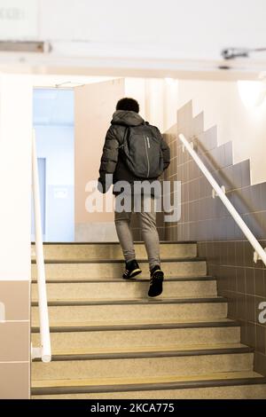 Chanteloup-les-Vignes, Francia, 4 febbraio 2021. Un bambino nei corridoi del Rene Cassin College. Questo college è una delle scuole che hanno beneficiato del programma ''les Cites educatives''. Questo programma istituisce un piano d'azione per ridurre le disuguaglianze territoriali e promuovere il successo dei bambini. (Foto di Emeric Fohlen/NurPhoto) Foto Stock