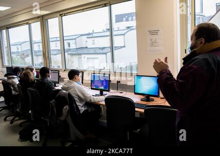 Chanteloup-les-Vignes, Francia, 4 febbraio 2021. Studenti in corsi di informatica al Rene Cassin College. Questo college è una delle scuole che hanno beneficiato del programma ''les Cites educatives''. Questo programma istituisce un piano d'azione per ridurre le disuguaglianze territoriali e promuovere il successo dei bambini. (Foto di Emeric Fohlen/NurPhoto) Foto Stock