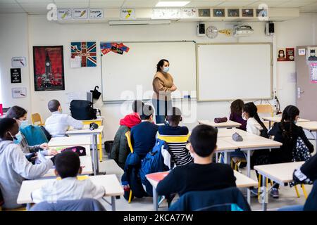 Chanteloup-les-Vignes, Francia, 4 febbraio 2021. Studenti in lezioni di inglese al Rene Cassin College. Questo college è una delle scuole che hanno beneficiato del programma ''les Cites educatives''. Questo programma istituisce un piano d'azione per ridurre le disuguaglianze territoriali e promuovere il successo dei bambini. (Foto di Emeric Fohlen/NurPhoto) Foto Stock