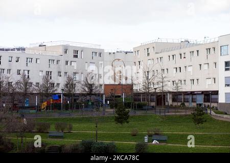 Chanteloup-les-Vignes, Francia, 4 febbraio 2021. Edifici del quartiere Noe con, sullo sfondo, un dipinto del poeta Gerard de Nerval. Questo quartiere, pensato dall'architetto Emile Aillaud come un'utopia, si trasformò rapidamente in un incubo, con disoccupazione, violenza e traffico di droga durante gli anni '90s. Da allora, la città è stata una delle prime a beneficiare del programma di rinnovamento urbano lanciato nel 2003 dal ministro degli Affari urbani, Jean-Louis Borloo. (Foto di Emeric Fohlen/NurPhoto) Foto Stock