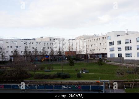 Chanteloup-les-Vignes, Francia, 4 febbraio 2021. Edifici del quartiere Noe con, sullo sfondo, un dipinto del poeta Gerard de Nerval. Questo quartiere, pensato dall'architetto Emile Aillaud come un'utopia, si trasformò rapidamente in un incubo, con disoccupazione, violenza e traffico di droga durante gli anni '90s. Da allora, la città è stata una delle prime a beneficiare del programma di rinnovamento urbano lanciato nel 2003 dal ministro degli Affari urbani, Jean-Louis Borloo. (Foto di Emeric Fohlen/NurPhoto) Foto Stock