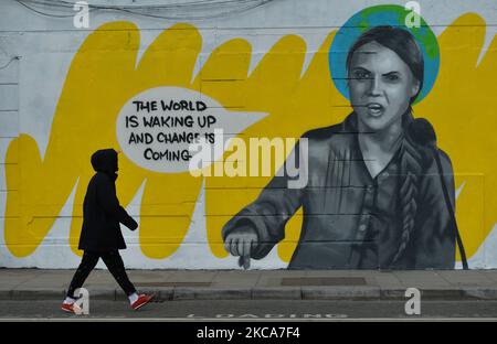 Una persona cammina accanto a un nuovo murale a Dublino dell'artista irlandese, Emmalene Blake, in rappresentanza di Greta Thunberg, attivista svedese per l'ambiente. Martedì 2 marzo 2021 a Dublino, Irlanda. (Foto di Artur Widak/NurPhoto) Foto Stock