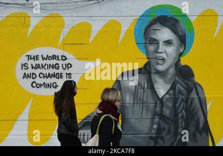 Persone che camminano accanto a un nuovo murale a Dublino dell'artista irlandese, Emmalene Blake, in rappresentanza di Greta Thunberg, attivista svedese per l'ambiente. Martedì 2 marzo 2021 a Dublino, Irlanda. (Foto di Artur Widak/NurPhoto) Foto Stock