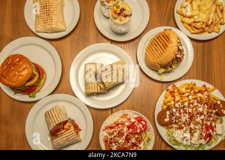 Set di piatti fast food con hamburger, burritos e piatti di durum e kebab con falafel e salse Foto Stock