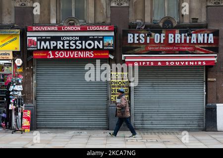 LONDRA, REGNO UNITO - 02 MARZO 2021: Un uomo passa davanti a un negozio di souvenir nel centro di Londra mentre l'Inghilterra rimane sotto il terzo blocco per ridurre il numero di infezioni da Covid-19, il 02 marzo 2021 a Londra, Inghilterra. Il cancelliere Rishi Sunak annuncerà domani i suoi piani fiscali e di spesa nel bilancio 2021 con l'attenzione principale sulle misure per sostenere la ripresa economica del Regno Unito dalla crisi causata dalla pandemia del coronavirus, tra cui un programma di 5bn sterline per i negozi di High Street e le aziende del settore alberghiero 408m sterline per musei, teatri e gallerie. (Foto di Wiktor Szymanowicz/NurPh Foto Stock