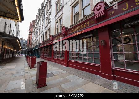 LONDRA, REGNO UNITO - 02 MARZO 2021: Una visione di un pub chiuso nel centro di Londra come l'Inghilterra rimane sotto il terzo blocco per ridurre il numero di infezioni da Covid-19, il 02 marzo 2021 a Londra, Inghilterra. Il cancelliere Rishi Sunak annuncerà domani i suoi piani fiscali e di spesa nel bilancio 2021 con l'attenzione principale sulle misure per sostenere la ripresa economica del Regno Unito dalla crisi causata dalla pandemia del coronavirus, tra cui un programma di 5bn sterline per i negozi di High Street e le aziende del settore alberghiero 408m sterline per musei, teatri e gallerie. (Foto di Wiktor Szymanowicz/NurPhoto) Foto Stock