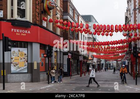 LONDRA, REGNO UNITO - 02 MARZO 2021: La gente cammina davanti ad un ristorante a Chinatown di Londra mentre l'Inghilterra rimane sotto il terzo blocco per ridurre il numero di infezioni da Covid-19, il 02 marzo 2021 a Londra, Inghilterra. Il cancelliere Rishi Sunak annuncerà domani i suoi piani fiscali e di spesa nel bilancio 2021 con l'attenzione principale sulle misure per sostenere la ripresa economica del Regno Unito dalla crisi causata dalla pandemia del coronavirus, tra cui un programma di 5bn sterline per i negozi di High Street e le aziende del settore alberghiero 408m sterline per musei, teatri e gallerie. (Foto di Wiktor Szymanowicz/NurPhoto) Foto Stock