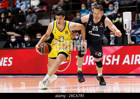 Simone Fontecchio (L) di ALBA Berlino e Mateusz Ponitka di Zenit San Pietroburgo in azione durante la partita di pallacanestro Eurolega tra Zenit San Pietroburgo e ALBA Berlino il 2 marzo 2021 alla Sibur Arena di San Pietroburgo, Russia. (Foto di Mike Kireev/NurPhoto) Foto Stock