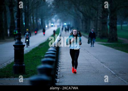 Una donna scherza lungo Constitution Hill al tramonto a Londra, Inghilterra, il 2 marzo 2021. (Foto di David Cliff/NurPhoto) Foto Stock