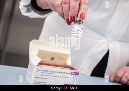 Il flacone di vaccino anti-Covid-19 della società farmaceutica AstraZeneca presso la caserma Ferrari Orsi di Caserta il 1 marzo 2020. Centro di vaccinazione anti-Covid-19 istituito presso la caserma Ferrari Orsi della Garibaldi Bersaglieri di Caserta, dove il personale medico della ASL Caserta somministra il vaccino AstraZeneca al personale scolastico. (Foto di Manuel Dorati/NurPhoto) Foto Stock