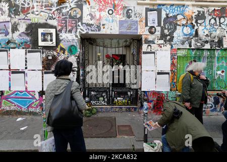 La folla rende omaggio alla cantante Serge Gainsbourg di fronte alla sua casa a Parigi, Rue de Verneuil, il 2 marzo 2021. L'artista di strada Ernesto Novo dipinge una fresca dell'artista (Foto di Daniel Pier/NurPhoto) Foto Stock