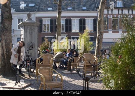 Terrazze all'aperto di ristoranti, caffè e bar, l'industria HORECA ha aperto nella città di Breda e in tutto il paese come parte di un'azione di protesta anti-blocco. Le persone sono viste all'aperto gustando le loro bevande o cibo servito dal ristorante locale, nonostante la misura di blocco imposto dal governo olandese a causa della pandemia di Coronavirus Covid-19 per chiudere e lavorare in parte. I proprietari di questi negozi chiedono al governo di aprire immediatamente le aree all'aperto. L'iniziativa è stata sostenuta dal partito politico Forum for Democracy. Breda, Paesi Bassi, il 2 marzo 2021. (Foto di Nicolas Economou/NurPh Foto Stock