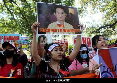 I rifugiati chin provenienti dal Myanmar detengono cartelli mentre gridano slogan durante una protesta contro il colpo di stato militare in Myanmar, a Nuova Delhi, India, il 3 marzo 2021. (Foto di Mayank Makhija/NurPhoto) Foto Stock