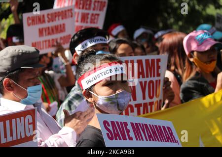 I rifugiati chin provenienti dal Myanmar detengono cartelli mentre gridano slogan durante una protesta contro il colpo di stato militare in Myanmar, a Nuova Delhi, India, il 3 marzo 2021. (Foto di Mayank Makhija/NurPhoto) Foto Stock