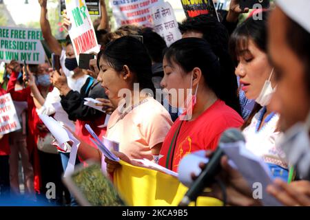 I rifugiati chin provenienti dal Myanmar detengono cartelli mentre gridano slogan durante una protesta contro il colpo di stato militare in Myanmar, a Nuova Delhi, India, il 3 marzo 2021. (Foto di Mayank Makhija/NurPhoto) Foto Stock