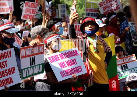 I rifugiati chin provenienti dal Myanmar detengono cartelli mentre gridano slogan durante una protesta contro il colpo di stato militare in Myanmar, a Nuova Delhi, India, il 3 marzo 2021. (Foto di Mayank Makhija/NurPhoto) Foto Stock