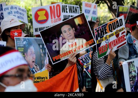 I rifugiati chin provenienti dal Myanmar detengono cartelli mentre gridano slogan durante una protesta contro il colpo di stato militare in Myanmar, a Nuova Delhi, India, il 3 marzo 2021. (Foto di Mayank Makhija/NurPhoto) Foto Stock