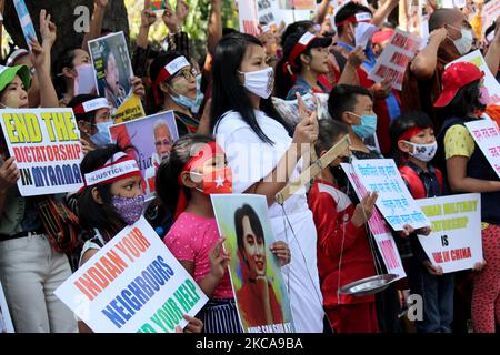 I rifugiati chin provenienti dal Myanmar detengono cartelli mentre gridano slogan durante una protesta contro il colpo di stato militare in Myanmar, a Nuova Delhi, India, il 3 marzo 2021. (Foto di Mayank Makhija/NurPhoto) Foto Stock