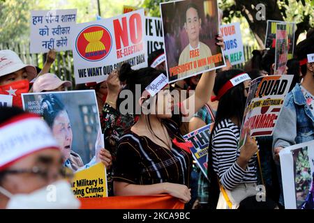 I rifugiati chin provenienti dal Myanmar detengono cartelli mentre gridano slogan durante una protesta contro il colpo di stato militare in Myanmar, a Nuova Delhi, India, il 3 marzo 2021. (Foto di Mayank Makhija/NurPhoto) Foto Stock