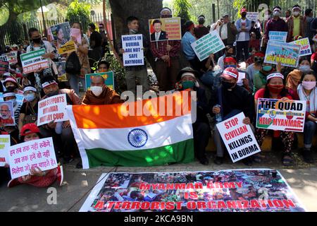 I rifugiati chin provenienti dal Myanmar detengono cartelli mentre gridano slogan durante una protesta contro il colpo di stato militare in Myanmar, a Nuova Delhi, India, il 3 marzo 2021. (Foto di Mayank Makhija/NurPhoto) Foto Stock