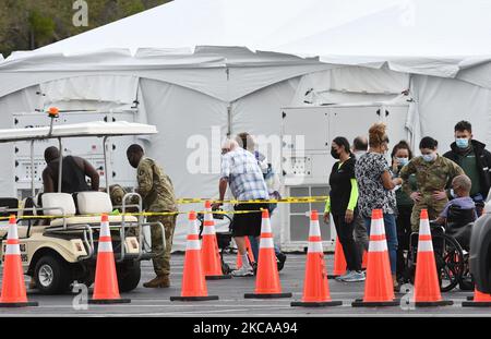 La gente lascia dopo aver ricevuto una vaccinazione COVID-19 in un sito di vaccinazione FEMA il suo primo giorno di funzionamento in un parcheggio al Valencia College il 3 marzo 2021 a Orlando, Florida. Questo è uno dei quattro siti di vaccinazione di massa FEMA nello stato della Florida, ed è dotato di 3.000 vaccinazioni al giorno con l'assistenza di 130 soldati dell'esercito degli Stati Uniti da ft. Campbell, Kentucky. (Foto di Paul Hennessy/NurPhoto) Foto Stock