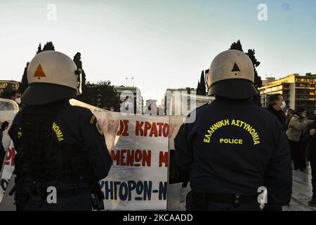 Protesta in solidarietà con Dimitris Koufontinas, condannato membro del gruppo guerriglia '17 novembre', ad Atene, in Grecia, 03 marzo 2021. Dimitris Koufontinas è in sciopero della fame dal 08 gennaio 2021 chiedendo di essere trasferito nella prigione di sicurezza di Atene Korydallos da una prigione nel nord della Grecia. (Foto di Dimitris Lampropoulos/NurPhoto) Foto Stock