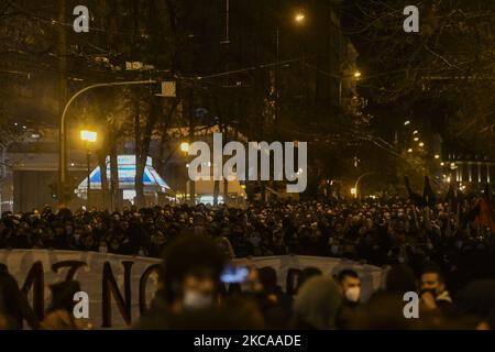 Protesta in solidarietà con Dimitris Koufontinas, condannato membro del gruppo guerriglia '17 novembre', ad Atene, in Grecia, 03 marzo 2021. Dimitris Koufontinas è in sciopero della fame dal 08 gennaio 2021 chiedendo di essere trasferito nella prigione di sicurezza di Atene Korydallos da una prigione nel nord della Grecia. (Foto di Dimitris Lampropoulos/NurPhoto) Foto Stock