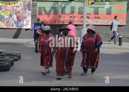 Membri del movimento indigeno artistico e della comunità Triqui che hanno mantenuto un sit-in su Eje Central e Juarez Avenue durante l'emergenza sanitaria COVID-19 e il semaforo epidemiologico arancione, sono stati rimproverati da un gruppo di manifestanti composto da commercianti e presunti vicini della zona che hanno chiesto la loro sfratto perché influenzano il commercio e il traffico locale, hanno detto. (Foto di Gerardo Vieyra/NurPhoto) Foto Stock