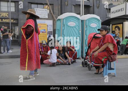 Membri del movimento indigeno artistico e della comunità Triqui che hanno mantenuto un sit-in su Eje Central e Juarez Avenue durante l'emergenza sanitaria COVID-19 e il semaforo epidemiologico arancione, sono stati rimproverati da un gruppo di manifestanti composto da commercianti e presunti vicini della zona che hanno chiesto la loro sfratto perché influenzano il commercio e il traffico locale, hanno detto. (Foto di Gerardo Vieyra/NurPhoto) Foto Stock