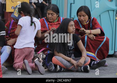 Membri del movimento indigeno artistico e della comunità Triqui che hanno mantenuto un sit-in su Eje Central e Juarez Avenue durante l'emergenza sanitaria COVID-19 e il semaforo epidemiologico arancione, sono stati rimproverati da un gruppo di manifestanti composto da commercianti e presunti vicini della zona che hanno chiesto la loro sfratto perché influenzano il commercio e il traffico locale, hanno detto. (Foto di Gerardo Vieyra/NurPhoto) Foto Stock