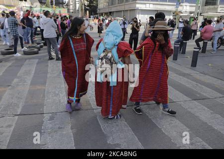 Membri del movimento indigeno artistico e della comunità Triqui che hanno mantenuto un sit-in su Eje Central e Juarez Avenue durante l'emergenza sanitaria COVID-19 e il semaforo epidemiologico arancione, sono stati rimproverati da un gruppo di manifestanti composto da commercianti e presunti vicini della zona che hanno chiesto la loro sfratto perché influenzano il commercio e il traffico locale, hanno detto. (Foto di Gerardo Vieyra/NurPhoto) Foto Stock