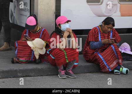 Membri del movimento indigeno artistico e della comunità Triqui che hanno mantenuto un sit-in su Eje Central e Juarez Avenue durante l'emergenza sanitaria COVID-19 e il semaforo epidemiologico arancione, sono stati rimproverati da un gruppo di manifestanti composto da commercianti e presunti vicini della zona che hanno chiesto la loro sfratto perché influenzano il commercio e il traffico locale, hanno detto. (Foto di Gerardo Vieyra/NurPhoto) Foto Stock