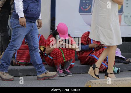 Membri del movimento indigeno artistico e della comunità Triqui che hanno mantenuto un sit-in su Eje Central e Juarez Avenue durante l'emergenza sanitaria COVID-19 e il semaforo epidemiologico arancione, sono stati rimproverati da un gruppo di manifestanti composto da commercianti e presunti vicini della zona che hanno chiesto la loro sfratto perché influenzano il commercio e il traffico locale, hanno detto. (Foto di Gerardo Vieyra/NurPhoto) Foto Stock