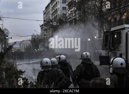 La polizia antisommossa utilizza il cannone ad acqua per disperdere una protesta in solidarietà con Dimitris Koufontinas, un membro condannato del gruppo guerriglia '17 novembre', ad Atene, in Grecia, 05 marzo 2021. Dimitris Koufontinas è in sciopero della fame per 57 giorni e in sciopero della sete per 11 giorni chiedendo di essere trasferito alla prigione di sicurezza di Atene Korydalâ da una prigione nel nord della Grecia. (Foto di Dimitris Lampropoulos/NurPhoto) Foto Stock