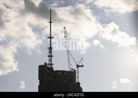 La guglia recentemente installata è stata vista sulla torre varso a Varsavia, Polonia, il 6 marzo 2021. La torre di Varco è oggi l'edificio più alto di tutta l'Unione europea, a 310 metri. (Foto di Jaap Arriens/NurPhoto) Foto Stock