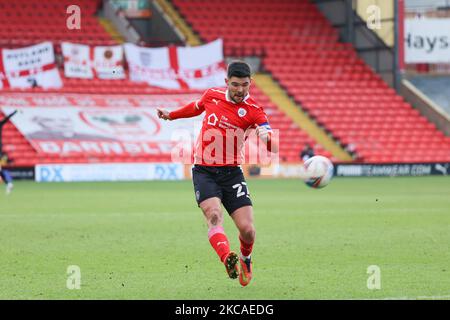 Alex Mowatt di Barnsley attraversa il box durante la partita del Campionato Sky Bet tra Barnsley e Birmingham City a Oakwell, Barnsley sabato 6th marzo 2021. (Foto di Pat Scaasi/MI News/NurPhoto) Foto Stock