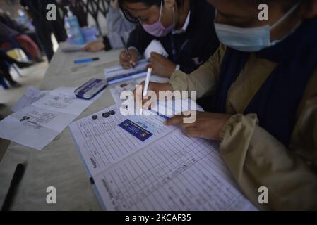 Un operatore sanitario organizza la lista delle persone nepalesi sopra i 65 per ottenere la prima dose di COVID19 vaccini sviluppati da Oxford-AstraZeneca PLC al Bal Kumari Health Post, Kirtipur, Kathmandu, Nepal Domenica 7 Marzo, 2021. La seconda fase della vaccinazione nazionale contro il coronavirus inizia da oggi. (Foto di Narayan Maharjan/NurPhoto) Foto Stock