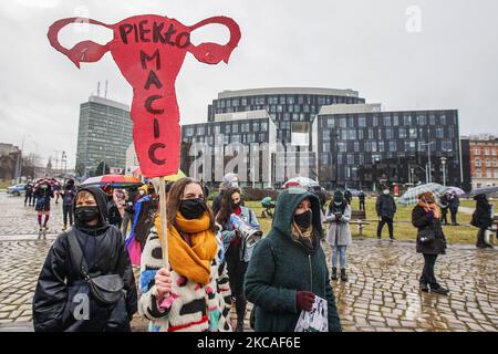 Manifestanti con bandiere femministe , pro-choice e bandiere arcobaleno del movimento LGBT sono visti a Danzica, Polonia il 7 marzo 2021 il Manifa è un raduno annuale di femministe e diritti delle donne per celebrare la Giornata Internazionale della Donna - una giornata globale che celebra le conquiste sociali, economiche, culturali e politiche delle donne. I manifestanti chiedono diritti alle donne, rispetto e libera scelta dell’aborto. (Foto di Michal Fludra/NurPhoto) Foto Stock