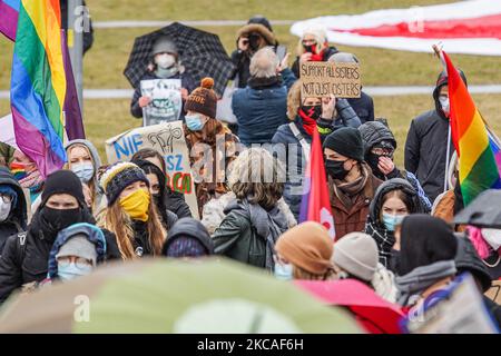 Manifestanti con bandiere femministe , pro-choice e bandiere arcobaleno del movimento LGBT sono visti a Danzica, Polonia il 7 marzo 2021 il Manifa è un raduno annuale di femministe e diritti delle donne per celebrare la Giornata Internazionale della Donna - una giornata globale che celebra le conquiste sociali, economiche, culturali e politiche delle donne. I manifestanti chiedono diritti alle donne, rispetto e libera scelta dell’aborto. (Foto di Michal Fludra/NurPhoto) Foto Stock