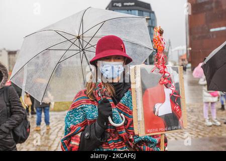 Manifestanti con bandiere femministe , pro-choice e bandiere arcobaleno del movimento LGBT sono visti a Danzica, Polonia il 7 marzo 2021 il Manifa è un raduno annuale di femministe e diritti delle donne per celebrare la Giornata Internazionale della Donna - una giornata globale che celebra le conquiste sociali, economiche, culturali e politiche delle donne. I manifestanti chiedono diritti alle donne, rispetto e libera scelta dell’aborto. (Foto di Michal Fludra/NurPhoto) Foto Stock