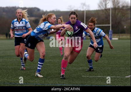 Jess Cooksey of Darlington Mowden Park Sharks non riesce a fermare Fran Goldthorp di Loughborough Lightning che segna una seconda metà durante la partita FEMMINILE ALLIANZ PREMIER 15S tra DMP Durham Sharks e Loughborough Ligntning al Maiden Castle, Durham City sabato 6th marzo 2021. (Foto di Chris Booth/MI News/NurPhoto) Foto Stock