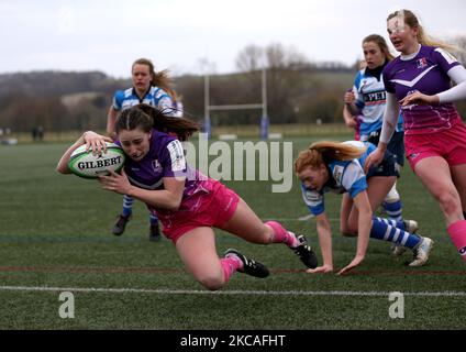 Jess Cooksey of Darlington Mowden Park Sharks non riesce a fermare Fran Goldthorp di Loughborough Lightning che segna una seconda metà durante la partita FEMMINILE ALLIANZ PREMIER 15S tra DMP Durham Sharks e Loughborough Ligntning al Maiden Castle, Durham City sabato 6th marzo 2021. (Foto di Chris Booth/MI News/NurPhoto) Foto Stock