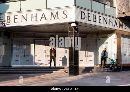 Gli uomini si trovano di fronte al chiuso Debenhams show su Oxford Street durante un terzo blocco di Coronavirus in corso a Londra, Inghilterra il 7 marzo 2021. Il primo ministro Boris Johnson ha definito una tabella di marcia per allentare le restrizioni. (Foto di Dominika Zarzycka/NurPhoto) Foto Stock